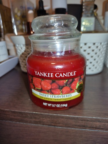Yankee candle sweet - yankee, strawberry
